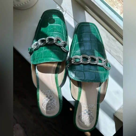 Vince Camuto Green Mules with Silver Chain - Picture 3 of 7